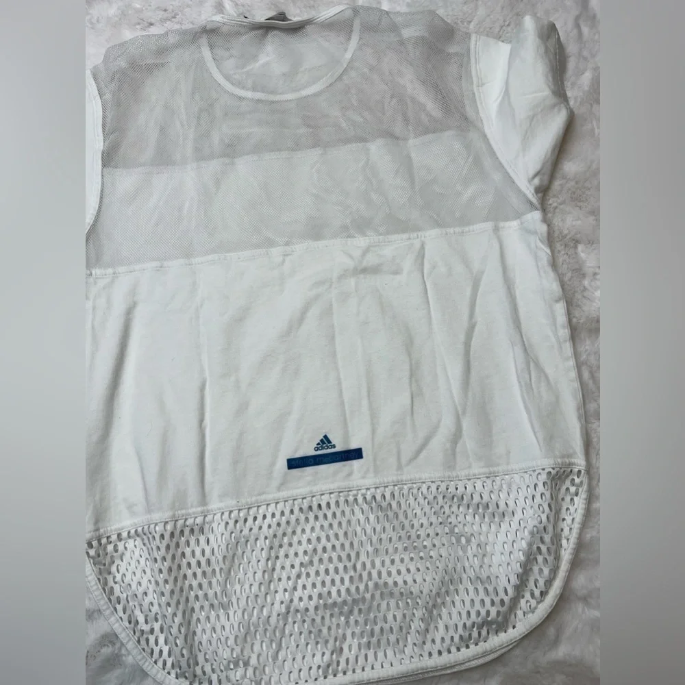 White adidas work out active shirt with mesh on the top and bottom. - Picture 5 of 8